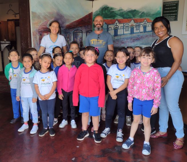 api-modulos/fotos/img/galeria_cat_culturais_490/490/13433/VISITA GUIADA POR GUSTAVO, PRÉ ESCOLA MARIA TEREZA BROCHADO - ABELHINHA DOURADA, PROF. CIBELE, 17.09.2025 (1 (12).jpg